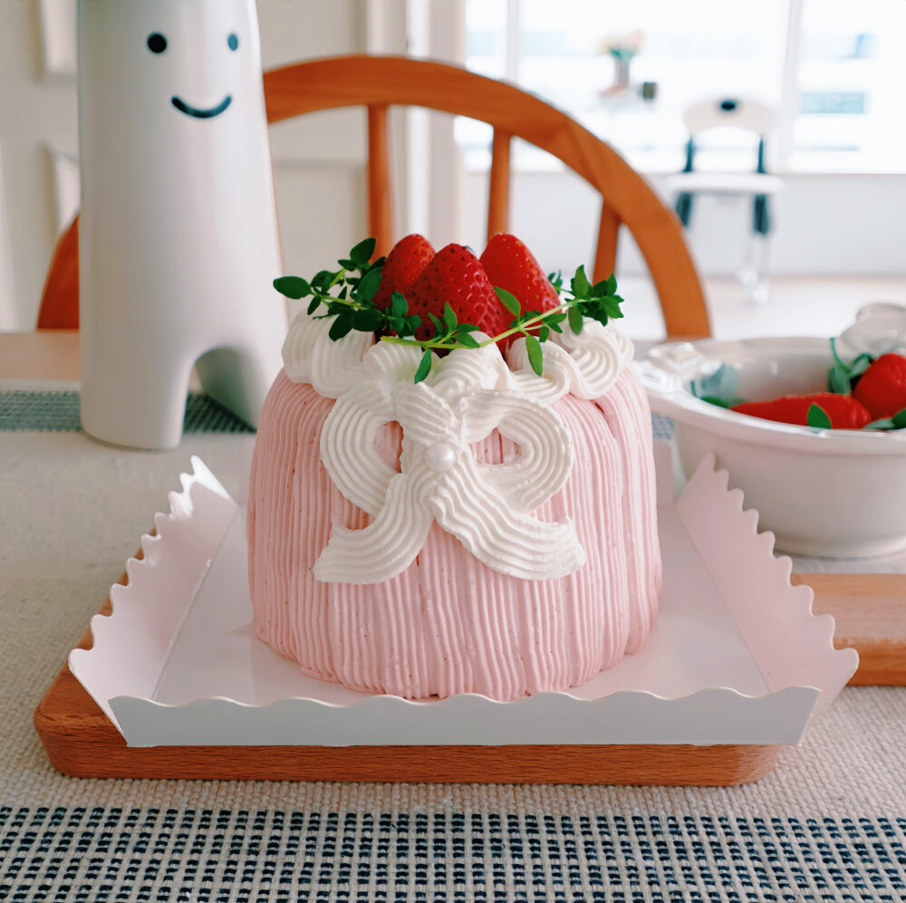 IMG_5472 【需自取】蝴蝶結草莓布丁鮮奶油蛋糕(4吋)