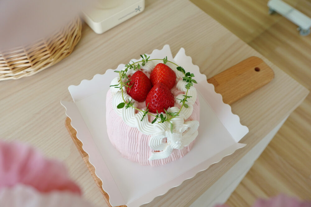 IMG_5486 【需自取】蝴蝶結草莓布丁鮮奶油蛋糕(4吋)